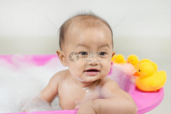 婴儿在浴缸里洗澡图片