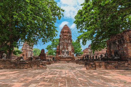 泰国Ayutthaya历史公园的WatMahathat寺庙布丁达雕像和塔的废墟图片