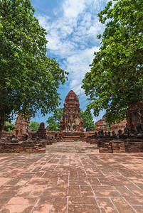 泰国Ayutthaya历史公园的WatMahathat寺庙布丁达雕像和塔的废墟图片