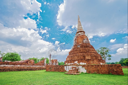 泰国Ayutthaya历史公园的WatMahathat寺庙布丁达雕像和塔的废墟图片