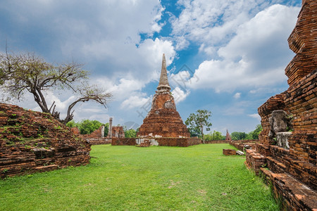 泰国Ayutthaya历史公园的WatMahathat寺庙布丁达雕像和塔的废墟图片