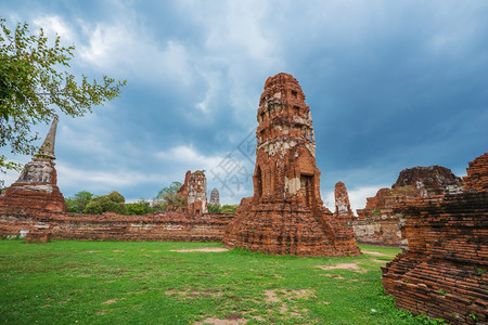 泰国Ayutthaya历史公园的WatMahathat寺庙布丁达雕像和塔的废墟图片