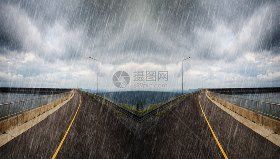 横跨的道路口图片