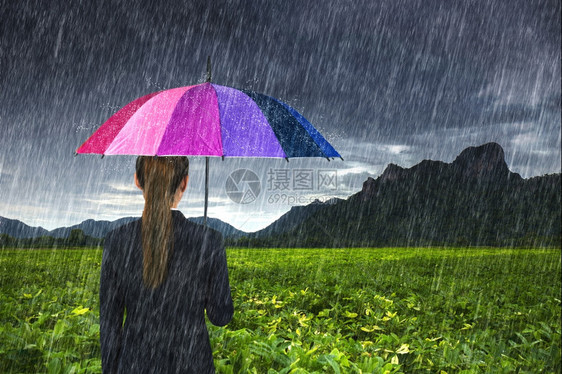 泰国罗布里一位手持五彩雨伞的女商人图片
