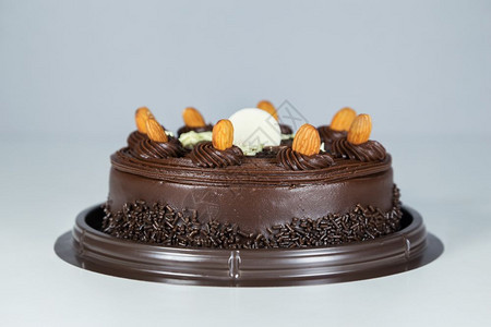 餐桌上的巧克力蛋糕图片