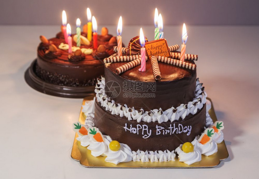 两个巧克力蛋糕生日快乐点着蜡烛图片