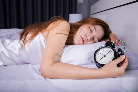 女人睡在床上时钟节目6点图片