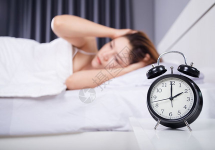女人在床上睡不着的时钟图片