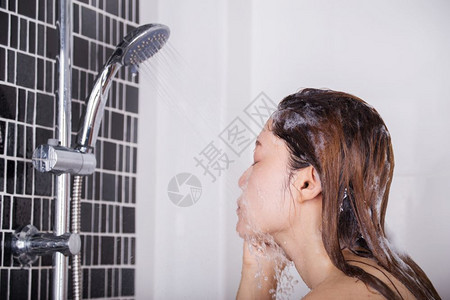 女人用淋浴头洗脸图片