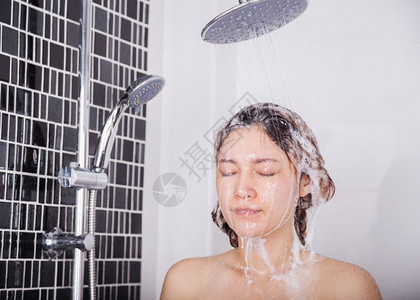 洗发水淋雨时洗头和发的妇女背景图片
