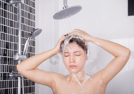 淋雨头洗发水淋雨时洗头和发的妇女背景