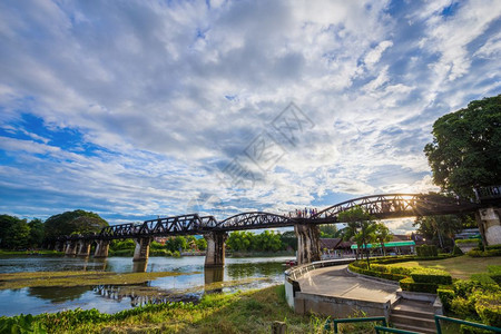 泰国坎沙那毛里蓝天和太阳的宽河大桥图片