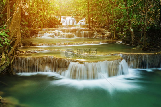 泰国坎查那布里省KhueanSrinagarindra公园HuayMaeKamin瀑布一级图片