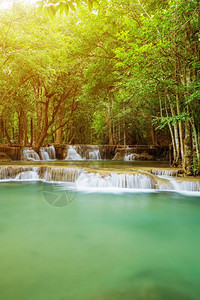 泰国坎查那布里省KhueanSrinagarindra公园HuayMaeKamin瀑布二层图片