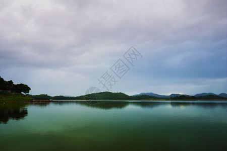 泰国Kanchanaburi河流和山地景观图片