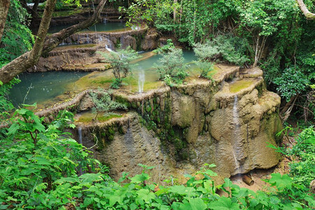 泰国坎查那布里省华美卡明瀑布4级夏季干涸图片
