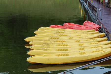 河边的Kayak船停泊图片