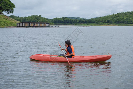 在泰国的红皮艇上划船图片