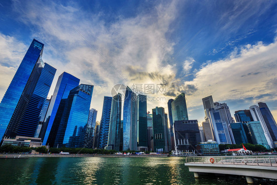 日落时新加坡市中央商业区图片