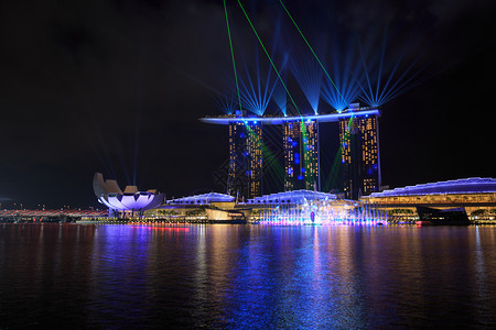 晚上在新加坡市有美丽的激光表演图片