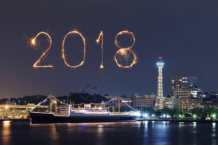 2018年新烟火闪电与横滨市风在日本夜间欢庆图片