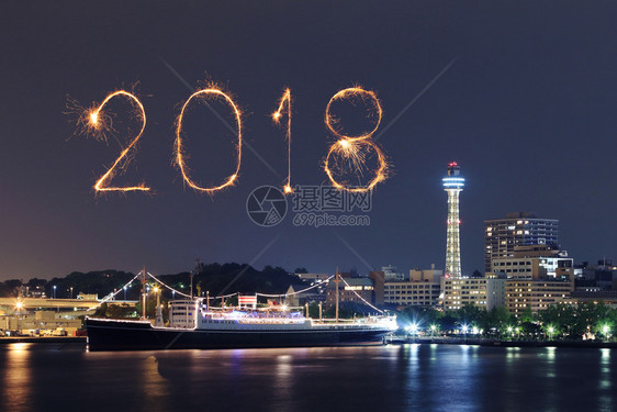 2018年新烟火闪电与横滨市风在日本夜间欢庆图片