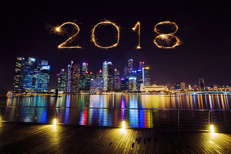 与新加坡市中央商业区大楼在夜里一起庆祝2018年新烟火Sparkle图片