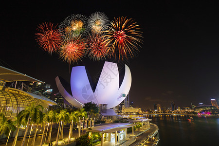 新加坡天空线和玛丽娜湾风景上的美丽烟花图片