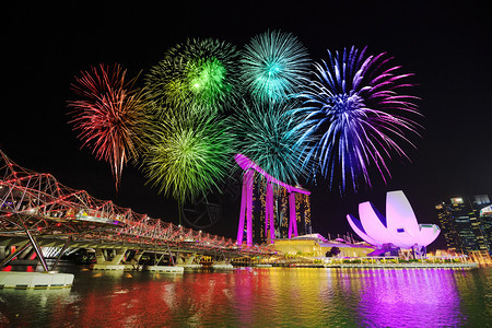 新加坡城市风景的美丽烟花图片