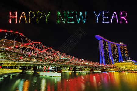 新加坡城市风景晚上与Helix桥的Helix一起欢庆新年烟火Sparkle图片