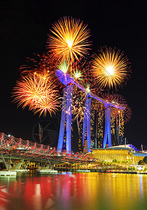 夜幕下美丽的烟花在螺旋桥上绽放新加坡的城市景观图片