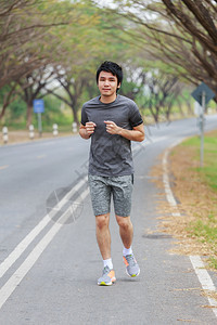 在公园里跑的年轻健身运动员图片
