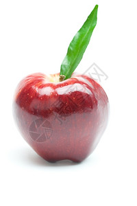 红苹果白纸上隔离绿叶图片