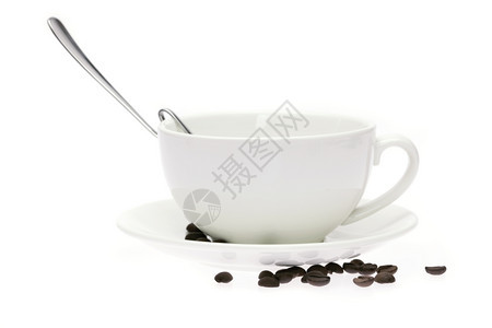 白的孤立茶碟和咖啡豆图片