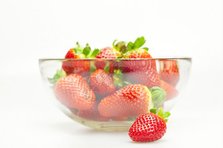 一碗多汁的草莓隔着一碗白的图片