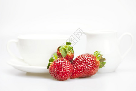 白色上隔离的多汁草莓和餐具图片