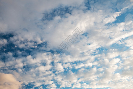 蓝天上飘浮的云图片