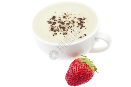 一杯咖啡卡布奇诺和草莓孤立在白色上图片