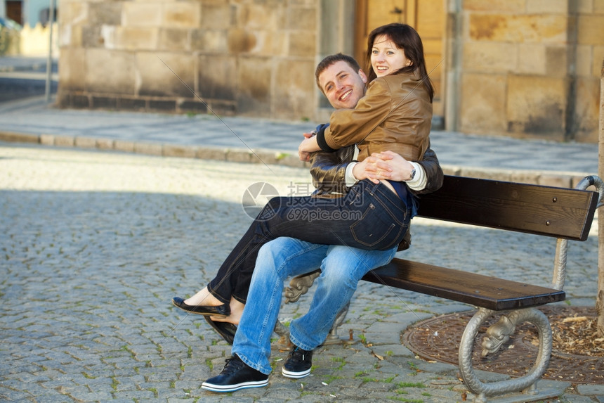 坐在长椅上的情侣图片