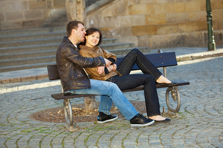 坐在长椅上的情侣图片