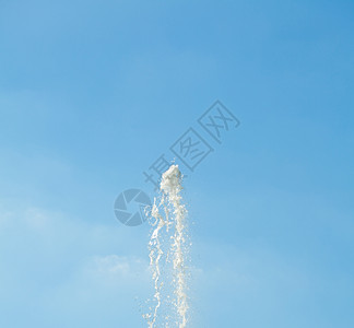 蓝色天空对面的喷水气式水水水气水气水背景图片