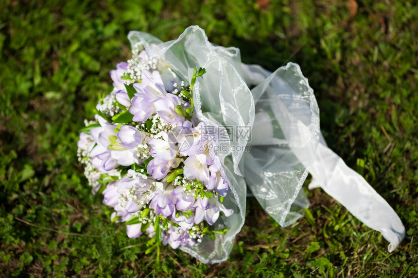 放在草地上的婚礼花束图片