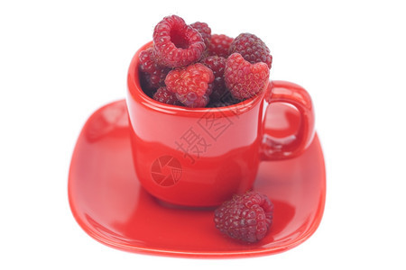 树莓碟子和杯在白色上隔绝图片