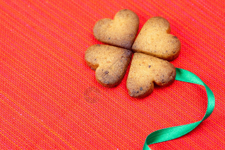 红色背景的爱尔兰Cookie图片