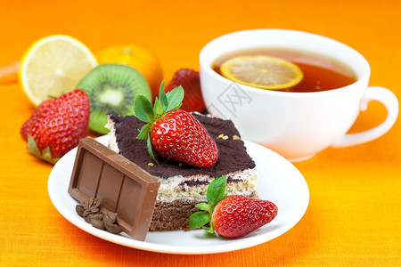 柠檬茶巧克力木薯蛋糕和草莓图片