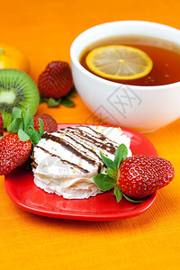 柠檬茶基威蛋糕和草莓图片