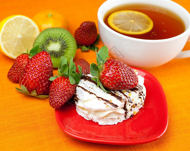 柠檬茶莱蒙通达林基维蛋糕和草莓图片