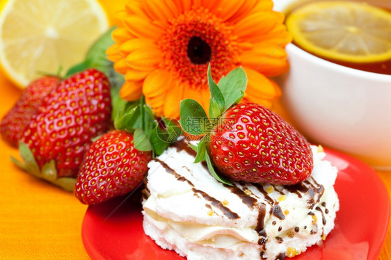柠檬茶莱蒙格尔贝拉蛋糕和草莓图片
