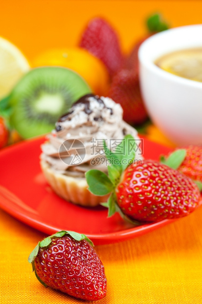 柠檬茶Lemonmandarinkiwi蛋糕和草莓图片