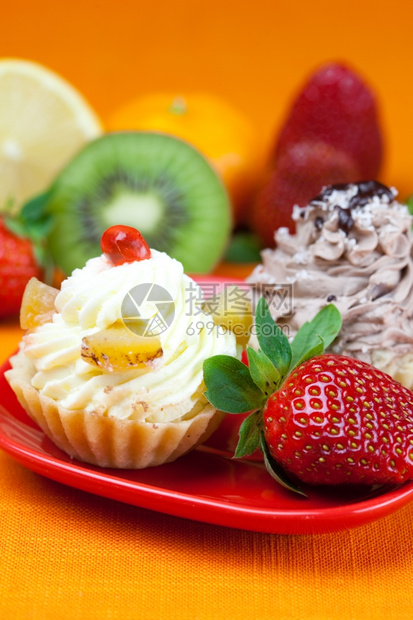 柠檬曼丹林基维蛋糕和草莓图片